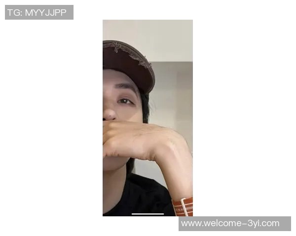 米切尔赛后失落情绪明显罕见不接受采访专注手机发呆状态引发关注 米切尔赛后失落情绪明显罕见不接受采访专注手机发呆状态引发关注